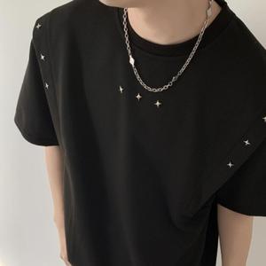 T-shirt da uomo firmata, alla moda, con rivetti, stile coreano, a maniche corte, girocollo, per l'estate, scuro e di tendenza - Product Image 2