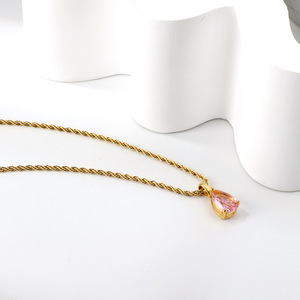 Collier en acier inoxydable plaqué or 18 carats PVD avec <span class=keywords><strong>pendentif</strong></span> chaîne torsadée, <span class=keywords><strong>saphir</strong></span> rose, <span class=keywords><strong>goutte</strong></span> <span class=keywords><strong>d</strong></span>'<span class=keywords><strong>eau</strong></span> bleue et diamant jaune pour les soirées - Product Image 2