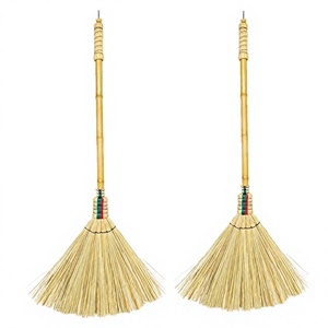 Balai en coco naturel avec manche en bois, écologique, durable, à poils festonnés, taille moyenne, pour le nettoyage des sols extérieurs et le balayage du jardin, classique - Product Image 1