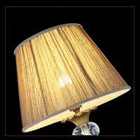 VH Petite lampe de table classique en laiton pour le salon et la chambre à coucher Lampe de bureau d'art décoratif gravée en cristal ornée de tissu chaud