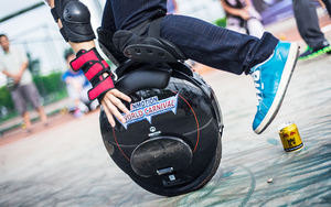 Monocycle électrique auto-équilibré <span class=keywords><strong>Inmotion</strong></span> <span class=keywords><strong>V5F</strong></span> haute vitesse 25 km/h 550 W portable pour adultes - Product Image 4