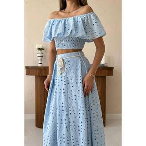 Elegante conjunto de blusa azul claro con hombros descubiertos y falda larga para mujer, 100% algodón, gasa transpirable, atuendo de verano. - Product Image 2