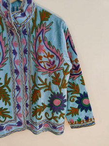 Veste d'hiver bohème en velours indien Suzani, respirante, écologique, faite à la main, brodée, imprimé animal, rembourrée en coton, avec boutons en dentelle - Product Image 3