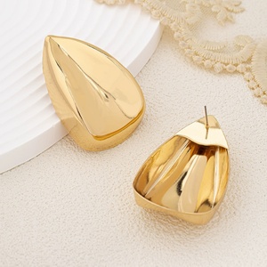 Pendientes de estilo metálico de alta gama, ligeros, europeos y americanos, de la boutique Jingciren, con diseño simple y personalidad, estilo retro con flores para mujer. - Product Image 2