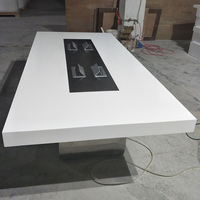 Table de réunion et de conférence sur mesure en Corian blanc et acier inoxydable pour 12 personnes, idéale pour les bureaux et les immeubles de bureaux