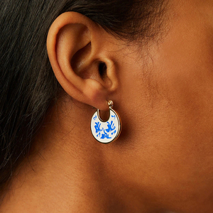 Boucles d'oreilles rétro ROXI de style oriental en porcelaine bleue et blanche avec placage en or 18 carats - Product Image 3