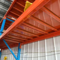 Système d'étagères en acier robuste et réglable avec style cantilever pour le stockage de tissus et de matériaux en entrepôt