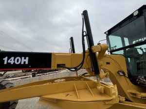 Niveleuse d'occasion CAT 140H avec boîte de vitesse durable du moteur Cummins prête à l'expédition pour les travaux routiers et les projets de construction minière - Product Image 5