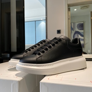 Zapatillas de diseñador para mujer, modernas, de cuero, personalizadas, negras, estilo casual para caminar, con cordones y suela gruesa, para hombre - Product Image 1
