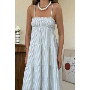 เดรสผ้ามัสลินสีน้ำเงินลายทาง สายเดี่ยว คอวี ทรงเอไลน์ ระบายชั้นๆ เอวยางยืด ใส่สบาย ระบายอากาศได้ดี เหมาะสำหรับใส่ในชีวิตประจำวัน - Product Image 2