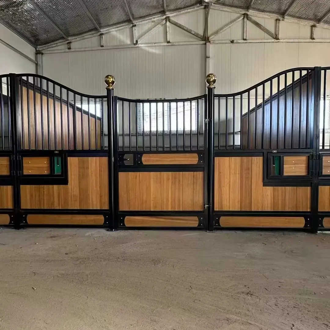 स्माइल डिज़ाइन पाउडर लेपित उच्च गुणवत्ता वाले ब्रियर लकड़ी खलिहान घोड़े के स्टाल की दीवारें