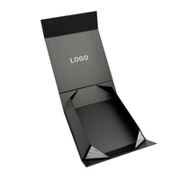 Boîte cadeau de luxe rigide à couvercle magnétique, structure en carton couleur personnalisable avec logo, pour présentation haut de gamme de bijoux et vêtements en magasin.
