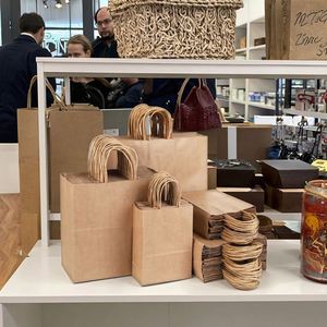 Bolsas de Papel Kraft para Ropa Interior de Marca Personalizada, Bolsas de Compra Ecológicas y Reutilizables - Product Image 1