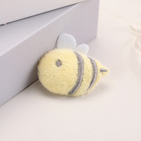 Broches et accessoires en peluche de style coréen 2025 : Tigre, Voiture, Avion, Abeille, Lapin, Cochon, Ours à visage souriant, Fraise, Animaux de dessin animé