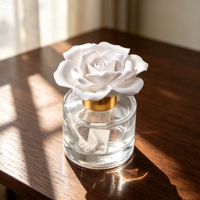 Diffuseur de parfum d'ambiance de luxe 100 ml en verre avec bâtonnets et pierre aromatique en céramique parfumée en forme de fleur
