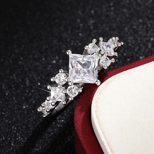 Anello con Moissanite Taglio Principessa e Halo, Elegante Gioiello Scintillante per Donne - Product Image 4