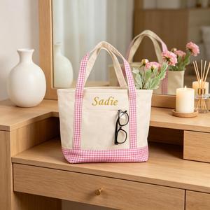 Sac fourre-tout en toile personnalisé, sac cadeau pour demoiselle d'honneur, sac à main brodé avec nom pour la plage, les voyages, les cadeaux de mariage - Product Image 3