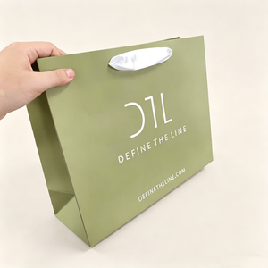 ถุงของขวัญกระดาษเคลือบสีเขียวพิมพ์โลโก้แบรนด์ตามสั่ง พร้อมหูหิ้วริบบิ้นผ้าซาตินสีขาว สำหรับร้านขายเสื้อผ้า - Product Image 4