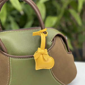 Llavero de Cuero PU con Forma de Corazón, Adorno para Bolso, Colgante Universal para Bolso de Mano, Bolso de Hombro o Bolso Tote - Product Image 3