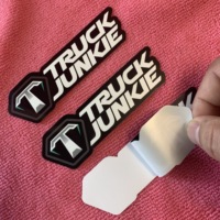 Chine Vente en gros Étiquette autocollante en vinyle adhésif pour vêtements, Autocollant en plastique PVC imperméable avec logo mignon pour voiture