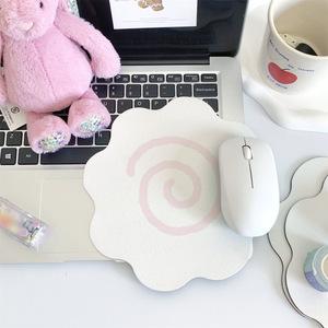 แผ่นรองเมาส์ลายปลาสดใหม่เรียบง่าย ดีไซน์สวยน่ารัก แผ่นรองเมาส์นุ่มสำหรับวางบนโต๊ะทำงาน แผ่นยางสำหรับสาวๆ ทำงานออฟฟิศ - Product Image 2