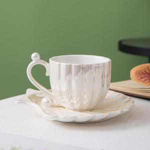 Juego de platillo de taza de café de cerámica moderna con un diseño de concha de perla degradada Estilo minimalista ecológico para regalos de negocios - Product Image 5