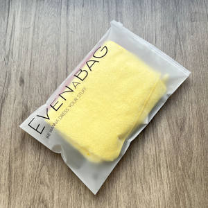 Sacs à fermeture éclair givrés personnalisés avec impression noire recto-verso - Pochettes d'emballage recyclables pour vêtements - Product Image 3