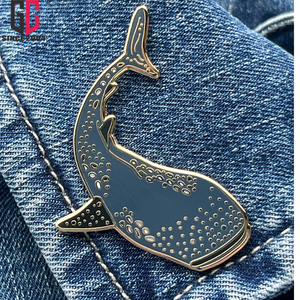 Épinglette en émail personnalisée de requin baleine, fabrication d'usine depuis 15 ans, cadeau pour les créatures marines, l'océan et les aquariums - Product Image 2