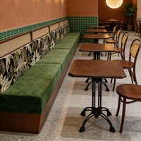 Mobilier de restaurant de style rétro : tables de bar en bois, chaises en osier, canapés doubles pour café