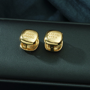 Pendientes cuadrados dorados con diseño de letras, aleación de zinc, moda minimalista para mujer - Product Image 1