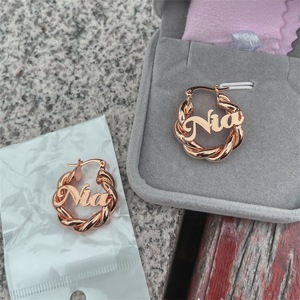 Pendientes chapados en oro de acero inoxidable, aro torcido de tamaño mini para niños pequeños, pendiente de aro con letras y nombre personalizado - Product Image 6