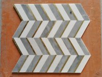 Moderne 10mm Épais Blanc Marbre Laiton Chevrons Mosaïque Carrelage Parquet Caractéristique pour Salle De Bains Cuisine Piscine Décoration Murale pour Hôtel