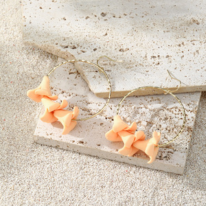 Оптовые гавайские украшения: серьги-кольца с тремя глиняными цветами однотонного цвета для женщин - Product Image 4