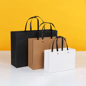 Sacs d'emballage de cadeau de luxe avec logo personnalisé avec papier couché recyclé Impression UV Poignées plates respectueuses de l'environnement - Product Image 4