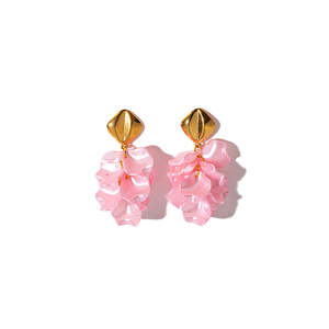 Pendientes de Moda con Volantes Rosados y Flores, Chapados en Oro PVD, Acero Inoxidable 316L, Sostenibles y Resistentes - Product Image 1