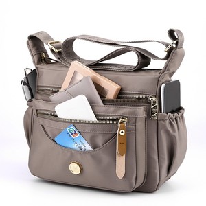 Sac à bandoulière/croisé décontracté pour femme en nylon imperméable multicouche, grande capacité, motif renard coloré, idéal pour l'été - Product Image 4