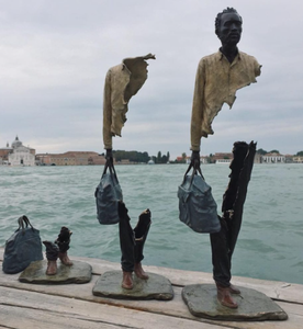 Statue des Voyageurs en bronze personnalisée, sculpture moderne abstraite de figures humaines, art inspiré de Marseille, statue des Voyageurs - Product Image 5