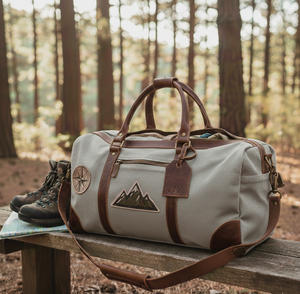 Sac de voyage vintage en toile bordeaux avec garniture en cuir, patch montagne et étiquette de bagage personnalisée - Grand sac de voyage pour la nuit - Product Image 6