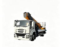 Véhicule de travail en hauteur robuste pour l'exportation - Isuzu Gigacorp avec une hauteur de travail de 48 mètres et stabilisateurs hydrauliques