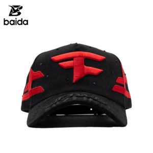 Casquette de baseball en daim Sombrero G5 à 5 panneaux avec logo brodé rouge et détails cloutés, motif lettres sportif courant - Product Image 1