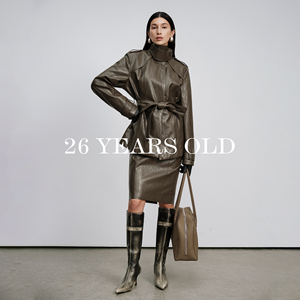 26YEARSOLD Giacca <span class=keywords><strong>in</strong></span> <span class=keywords><strong>Pelle</strong></span> Ecologica Slim da <span class=keywords><strong>Donna</strong></span>, Design Originale, Autunnale, Sopra il Ginocchio, con Gonna Aderente Tinta Unita, Completo 3629 & 3661 - Product Image 2