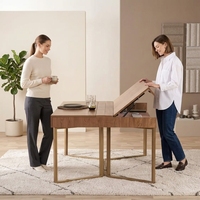 Table multifonctionnelle Odm avec écran numérique intégré, bureau réglable, structure en bois et métal, mobilier de bureau moderne