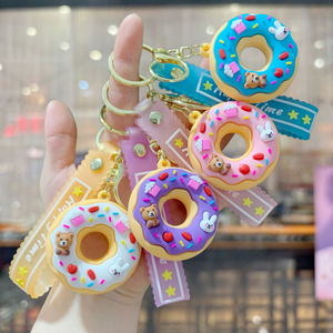 พวงกุญแจโดนัท 3 มิติ PVC ขายส่ง การ์ตูนน่ารัก จี้ห้อยกระเป๋า พร้อมสายคล้องมือ ของตกแต่งกุญแจรถสุดสร้างสรรค์ ของขวัญส่งเสริมการขายสำหรับเด็ก - Product Image 1