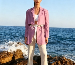 Blazer da donna in poliestere 100% tinta unita, traspirante, ricamato, a maniche lunghe, scollo a V, con spalline e dettagli traforati, lunghezza normale - Product Image 1