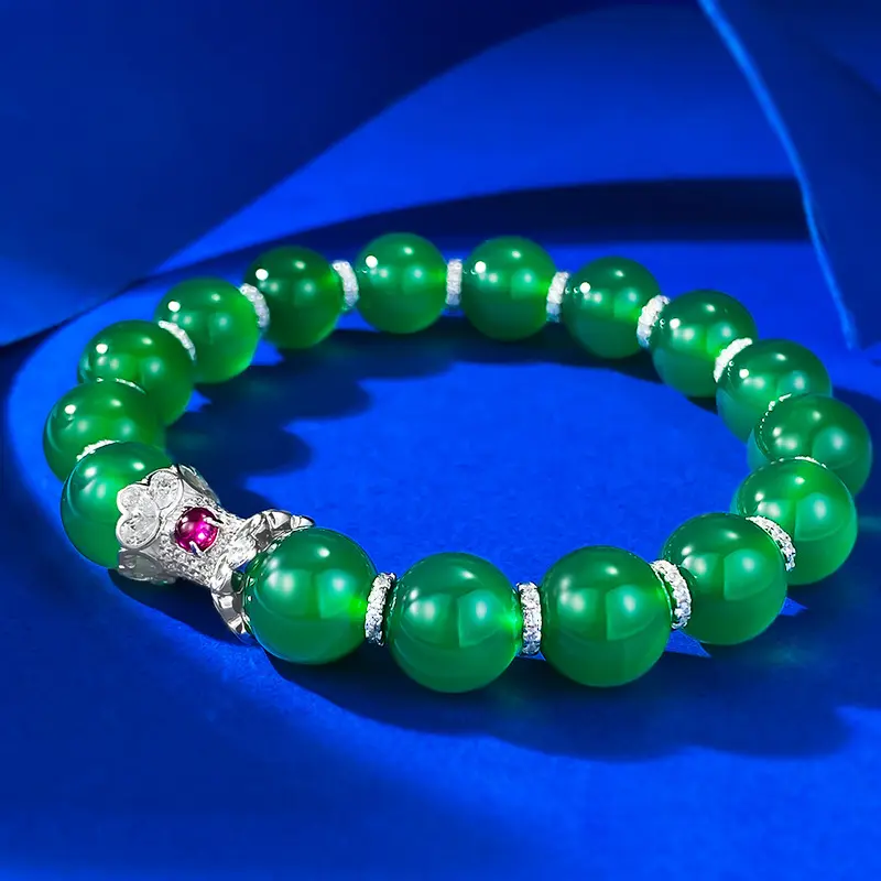 Le jade, l'agate et la calcédoine incrustés d'argent S925 sont comparables au bracelet en jade vert Yang pour un mariage de style chinois
