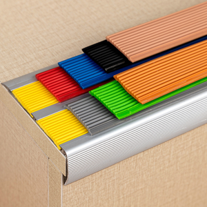 Profilé d'<span class=keywords><strong>escalier</strong></span> en aluminium à haute friction, à arc plat, pour une performance de sécurité standard, idéal pour les escaliers publics et la <span class=keywords><strong>protection</strong></span> antidérapante. - Product Image 3