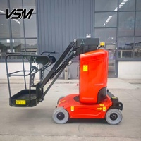 Plateforme élévatrice verticale autopropulsée VSM AMWP11.2-8100, hauteur de levage 11,2 m, avec flèche compacte pour entrepôt.