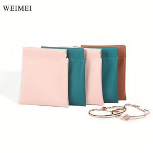 กระเป๋าเครื่องประดับหนัง PU นูนโลโก้แม่เหล็กปิดต่างหูสร้อยคอ - Product Image 3