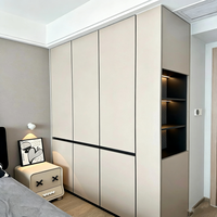Armoire de rangement moderne de luxe en bois massif sur mesure avec grands tiroirs et présentoir à vêtements pour chambre à coucher