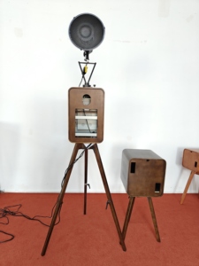 Cabina de Fotos Vintage de Madera de Doble Cara para Fiestas con Sistema de Audio y Patas Plegables de Roble KEFT-VP - Product Image 4
